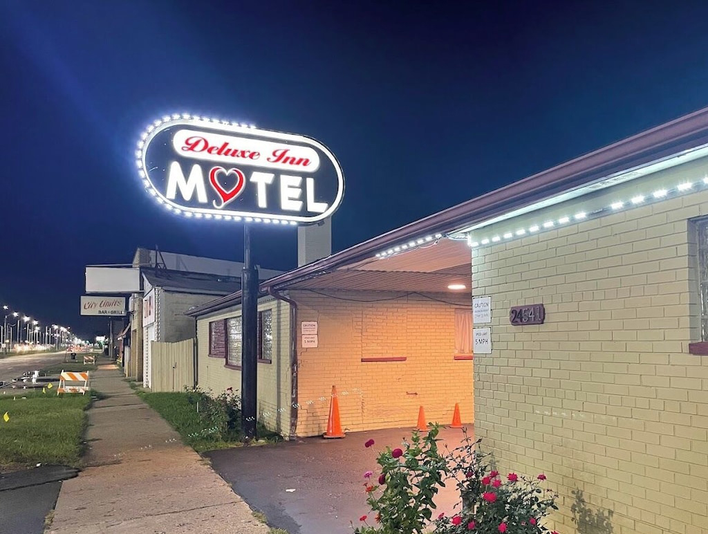 Deluxe Inn Motel Exterior